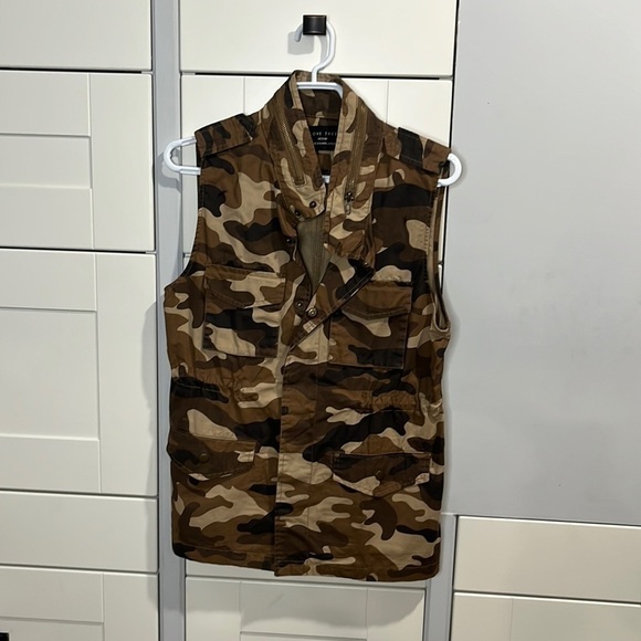 LOVE Tree. Camouflage. Vest. Zipper detail. Size medium. - Picture 1 of 4
